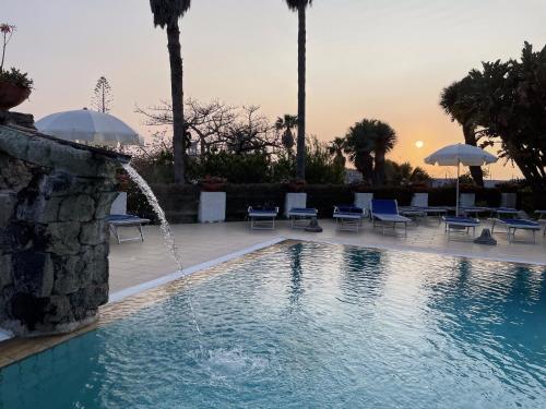 una piscina con una fuente en un complejo en B&B HOTEL Ischia San Nicola en Isquia