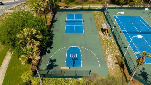 an overhead view of two tennis courts at Palms of Destin by Panhandle Getaways in Destin