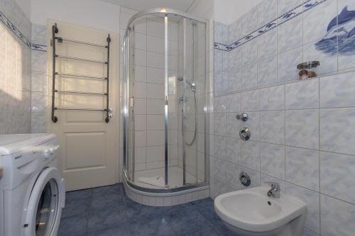 キュールングスボルンにあるAm-Yachthafen-Villa-Fehmarn-Wohnung-38-586のバスルーム(シャワー、洗面台、トイレ付)