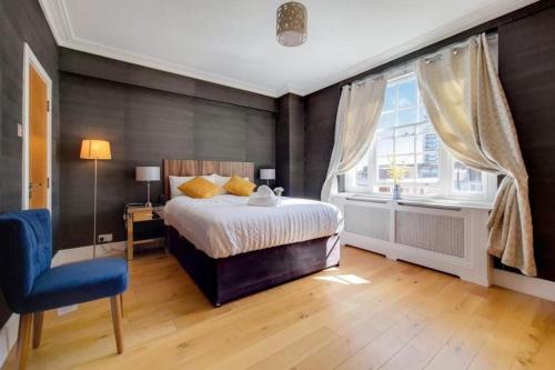 a bedroom with a bed and a window at MODERN 2 BED 2 BATH CLOSE TO OXFORD STREET in London