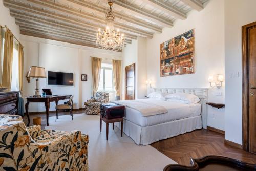 um quarto com uma cama, uma mesa e cadeiras em FORESTERIA di PALAZZO RADICI em Bérgamo