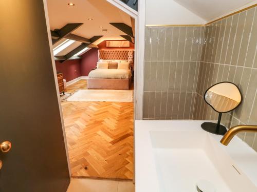 a bathroom with two beds and a tub in a room at Hillside House in Leyburn