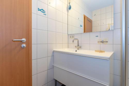 a bathroom with a sink and a mirror at Yachthafenresidenz-Wohnung-5203-812 in Kühlungsborn
