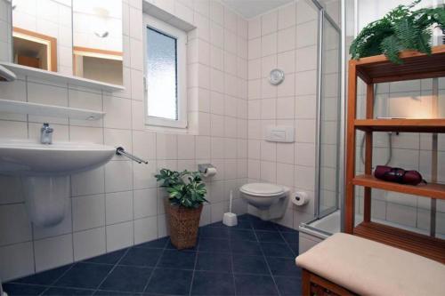 a bathroom with a sink and a toilet at Yachthafenresidenz-Wohnung-9107-829 in Kühlungsborn