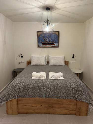 哈爾基的住宿－Porphyra Studio，一间卧室配有一张床,上面有两条毛巾