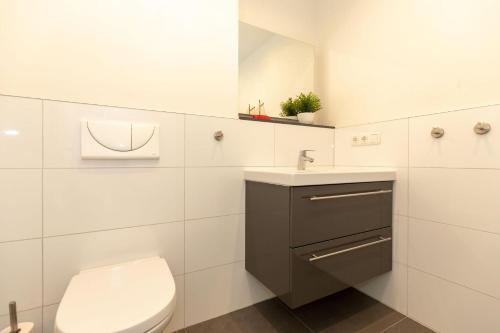 キュールングスボルンにあるYachthafenresidenz-Wohnung-7101-837の白いバスルーム(トイレ、シンク付)