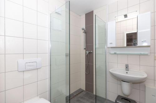 a bathroom with a shower and a sink at Yachthafenresidenz-Wohnung-8101-845 in Kühlungsborn