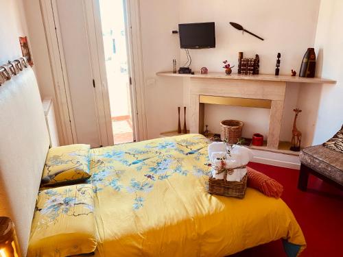 Un dormitorio con una cama amarilla con un osito de peluche en una cesta en Al Volo B&B, en San Giovanni Teatino