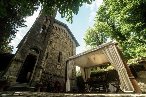 uma igreja com uma tenda em frente a um edifício em Chiesino Dei Vaioni em Pistoia