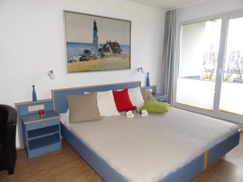 a bedroom with a bed with a blue bed frame at Yachthafenresidenz-Wohnung-8109-847 in Kühlungsborn