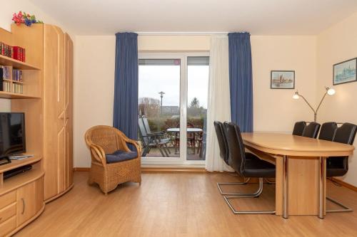 キュールングスボルンにあるYachthafenresidenz-Wohnung-8112-850のダイニングルーム(テーブル、椅子、窓付)