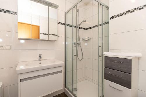 a bathroom with a sink and a shower at Yachthafenresidenz-Wohnung-8112-850 in Kühlungsborn