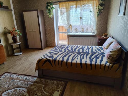 una camera con letto e finestra di Апартаменти в новому будинку в самому центрi a Chmel'nyc'kyj