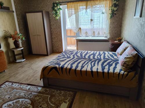 a bedroom with a bed and a window at Апартаменти в новому будинку біля Либідь Плаза-Квартал in Khmelʼnytsʼkyy