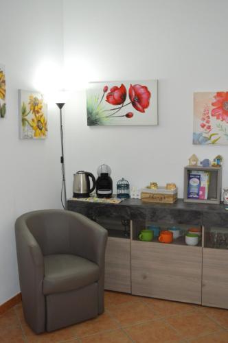 a living room with a chair and a desk at Casa vacanza Nicuzza in Castellammare del Golfo