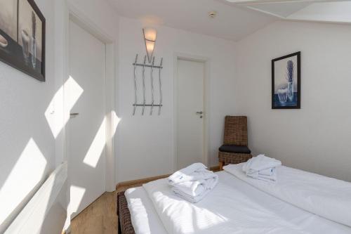 キュールングスボルンにあるYachthafenresidenz-Wohnung-8412-872のベッドルーム1室(ベッド2台、椅子付)