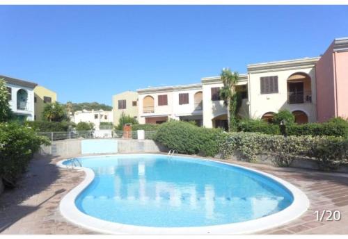 una piscina frente a un edificio en Casa Mael, en Villasimius