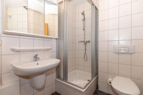 a bathroom with a shower and a sink and a toilet at Yachthafenresidenz-Wohnung-8307-862 in Kühlungsborn