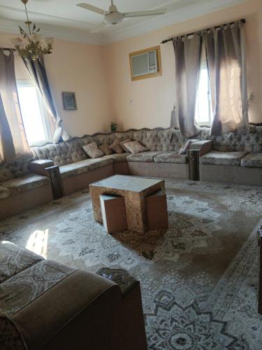 uma sala de estar com um sofá e uma mesa de centro em شقة مفرشه مزدلفة em Abha