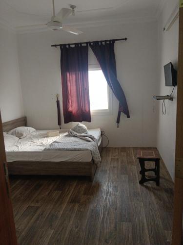 um quarto com uma cama e uma janela em شقة مفرشه مزدلفة em Abha