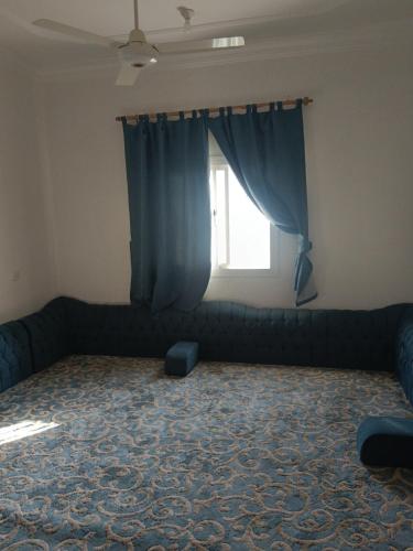 - un salon avec un canapé et une fenêtre dans l'établissement شقة مفرشه مزدلفة, à Abha