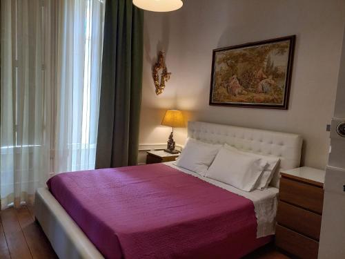 FermelãにあるCasa Vila Palmeiraのベッドルーム(紫の毛布を使用した大型ベッド1台付)