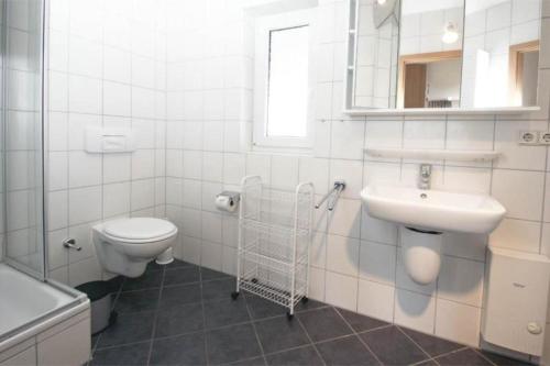キュールングスボルンにあるYachthafenresidenz-Wohnung-9109-883の白いバスルーム(トイレ、シンク付)