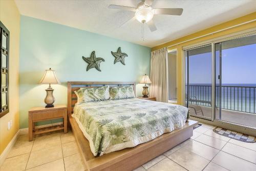 Schlafzimmer mit einem Bett und Meerblick in der Unterkunft Treasure Island 1102 in Panama City Beach
