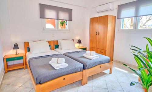 Postel nebo postele na pokoji v ubytování Logas Beach Studios Peroulades Corfu