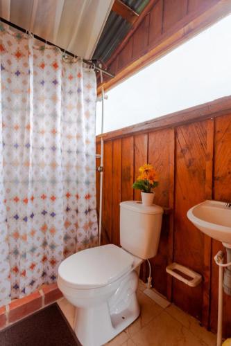 Ванна кімната в Rústica cabaña con vista al Embalse de Tomine