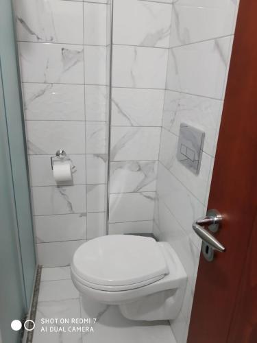 A bathroom at Primavera Apartments
