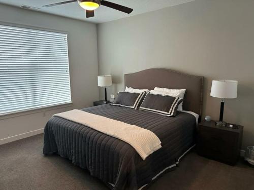 sypialnia z dużym łóżkiem i wentylatorem sufitowym w obiekcie Luxury Living with Resort Amenities King bd Queens bd Sofa bd GymPoolHot Tub Fast WiFi w mieście Draper