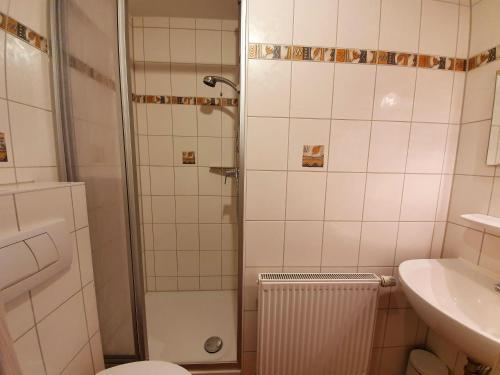 キュールングスボルンにあるHaus-Karl-Risch-Strasse-Wohnung-6-9816のバスルーム(シャワー、トイレ、シンク付)