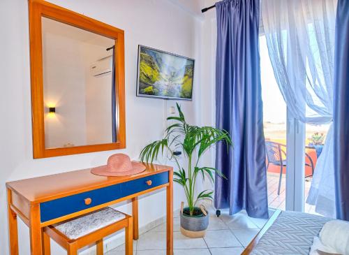Postel nebo postele na pokoji v ubytování Logas Beach Studios Peroulades Corfu