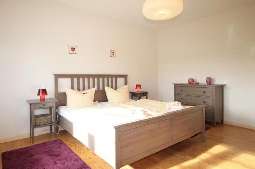 キュールングスボルンにあるFerienwohnungen-Molli-Ost-Wohnung-1-9799のベッドルーム1室(大型ベッド1台、ナイトスタンド2台付)