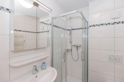 キュールングスボルンにあるYachthafenresidenz-Wohnung-5103-807の白いバスルーム(シャワー、シンク付)