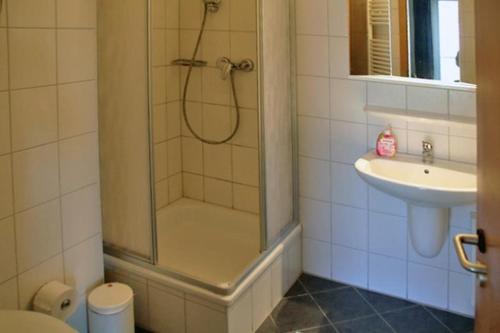 キュールングスボルンにあるYachthafenresidenz-WE-520-9895のバスルーム(シャワー、シンク付)