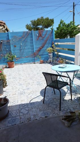 d'une terrasse avec une table, une table et un banc. dans l'établissement UNE MAISON SUR UNE PRESQU'ILE, à Port-Saint-Louis-du-Rhône