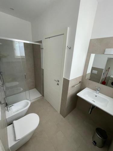 ein Bad mit einem WC, einem Waschbecken und einer Dusche in der Unterkunft Appartamento Riviera in Cremia