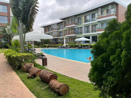 een hotel met een zwembad voor een gebouw bij Silver-bell Apartments in Accra