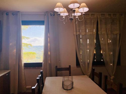 a dining room with a table and a window at Locazione turistica ex Le Casette Di Cedromonte in Panicale