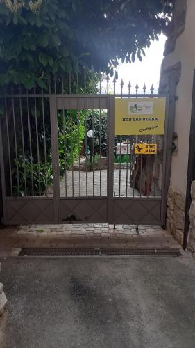 a gate with a sign in front of it at B&B Las Vegan in Cles