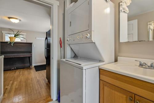 eine Küche mit einer Waschmaschine, einer Spüle und einem Kühlschrank in der Unterkunft The Brew House - 2nd Floor Private Apartment in Portland