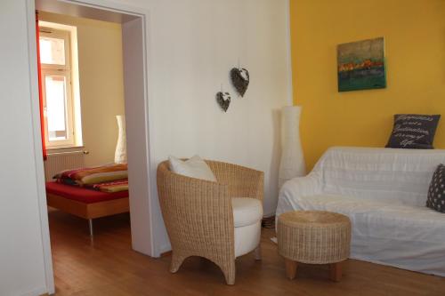 sala de estar con sofá y mesa en Urlaub im Herzen von Celle, en Celle