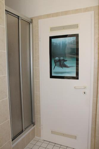 a bathroom with a shower and a picture on the wall at Urlaub im Herzen von Celle in Celle