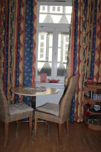a table and two chairs in front of a window at Urlaub im Herzen von Celle in Celle