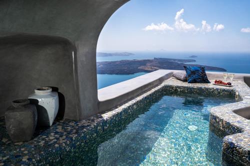 uma piscina com vista para o oceano em Ventus Paradiso Villa em Imerovigli