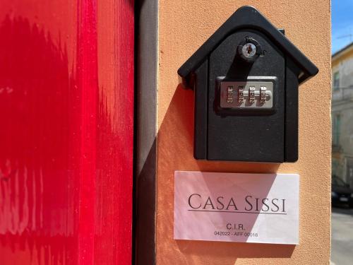 a sign on the side of a wall with a casa sist box at Casa Sissi in Loreto