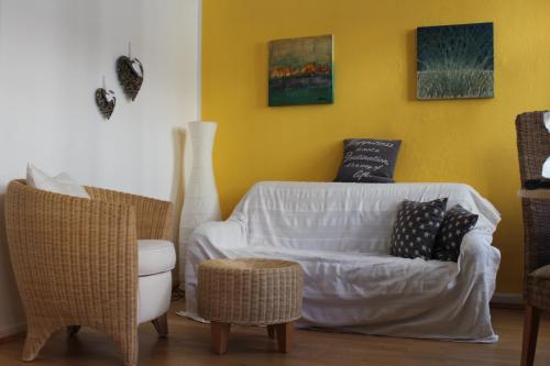 a living room with a couch and a chair at Urlaub im Herzen von Celle in Celle
