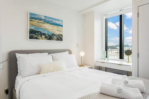 Un dormitorio blanco con una cama grande y una ventana en The Perfect Premium City Sanctuary - Netflix-WiFi en Auckland